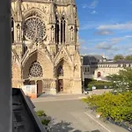Moderne Au Pied De La Cathedrale De *