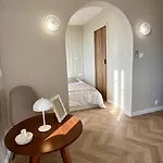 Moderne Au Pied De La Cathedrale De Reims