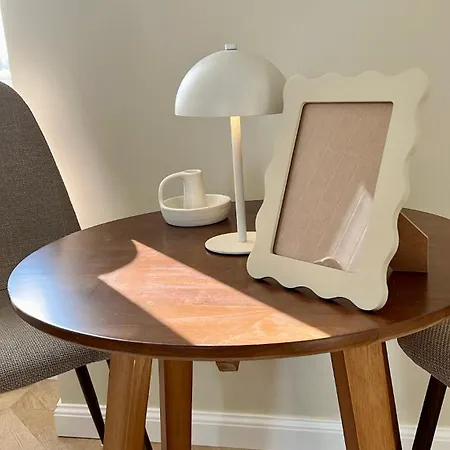 Moderne Au Pied De La Cathedrale De * Реймс