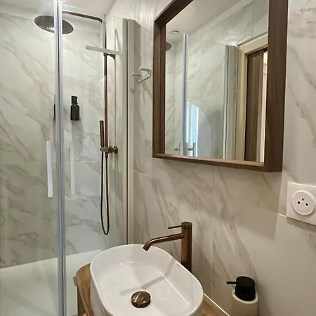 Moderne Au Pied De La Cathedrale De *