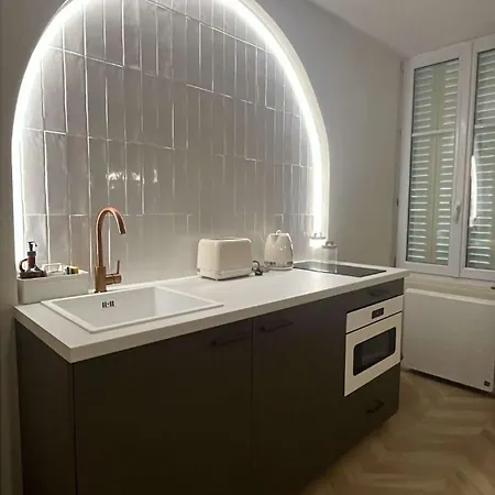 Moderne Au Pied De La Cathedrale De