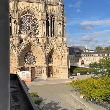 Moderne Au Pied De La Cathédrale De *