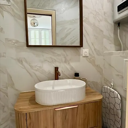 Moderne Au Pied De La Cathedrale De *