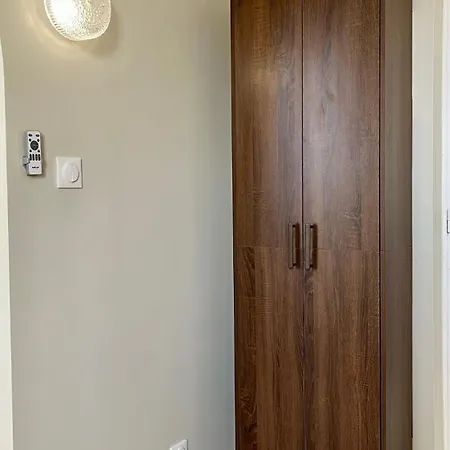 Moderne Au Pied De La Cathedrale De Reims