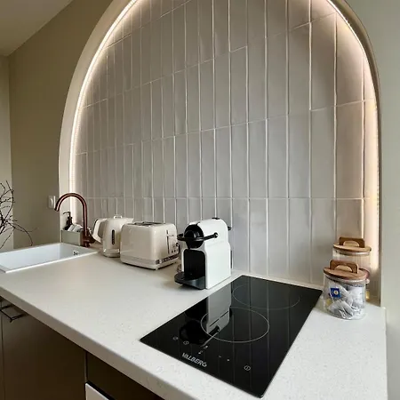 Moderne Au Pied De La Cathedrale De * Реймс