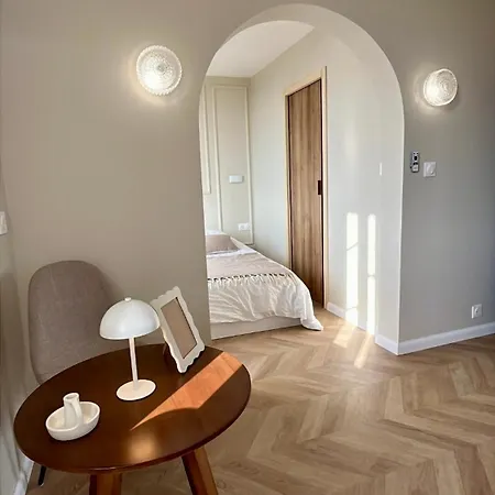 Moderne Au Pied De La Cathedrale De Реймс