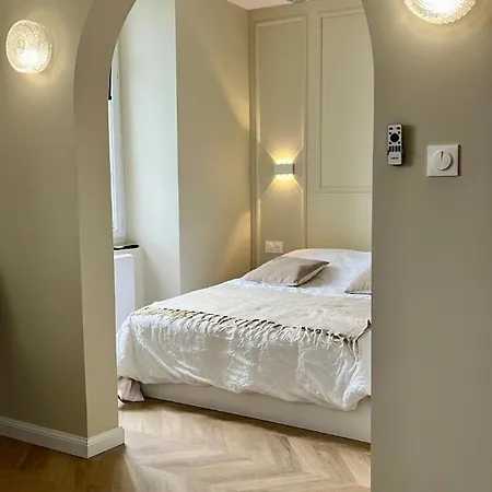 Moderne Au Pied De La Cathedrale De Реймс