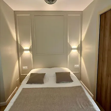 Moderne Au Pied De La Cathedrale De *