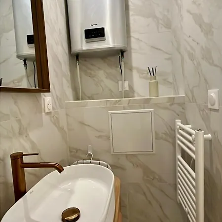 Moderne Au Pied De La Cathedrale De * Reims