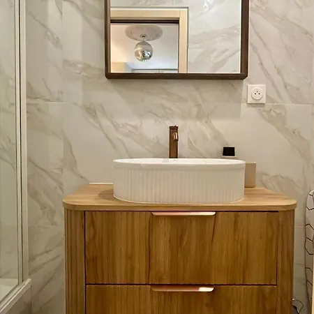 Moderne Au Pied De La Cathedrale De Реймс