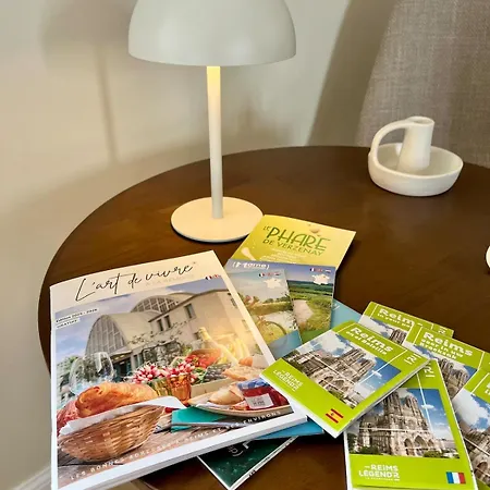 Moderne Au Pied De La Cathedrale De