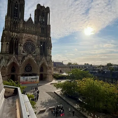 Moderne Au Pied De La Cathedrale De * Реймс