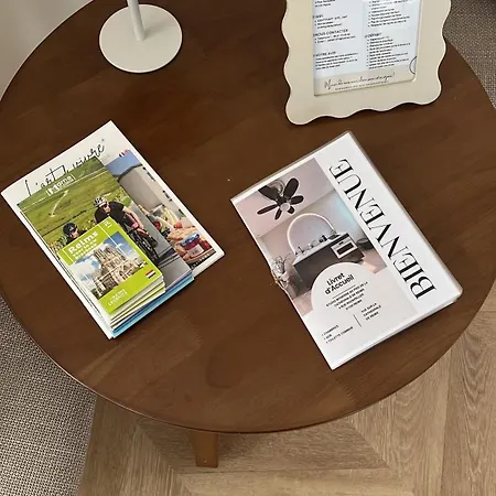 Moderne Au Pied De La Cathedrale De * Реймс