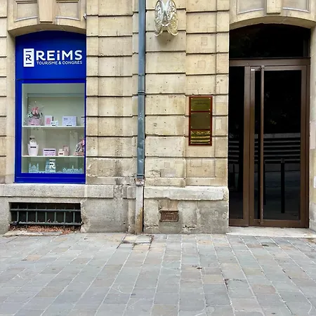 Moderne Au Pied De La Cathedrale De