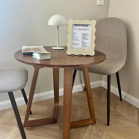 Moderne Au Pied De La Cathédrale De