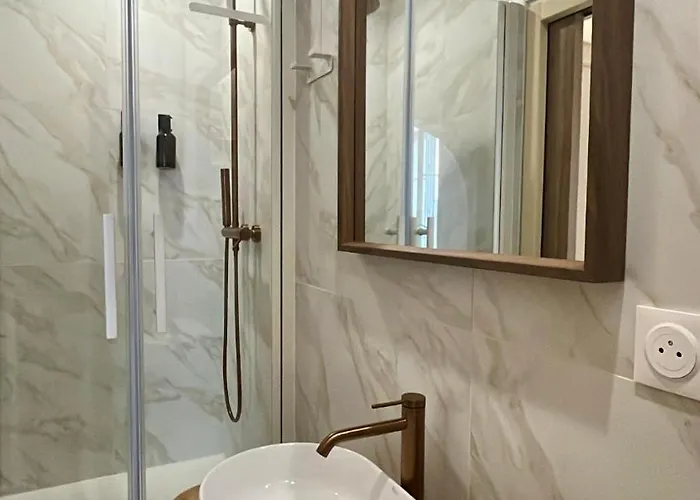 Moderne Au Pied De La Cathédrale De *