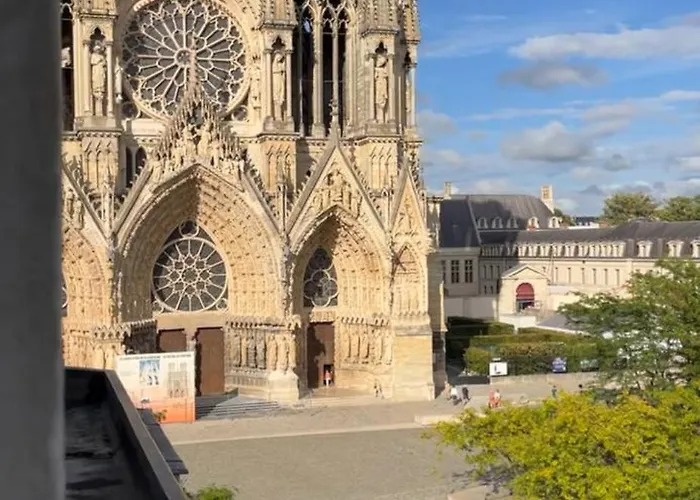 Moderne Au Pied De La Cathedrale De *