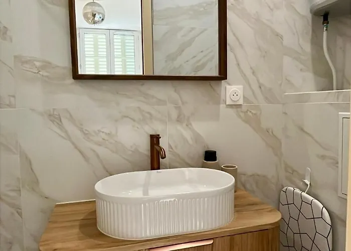 Moderne Au Pied De La Cathedrale De *