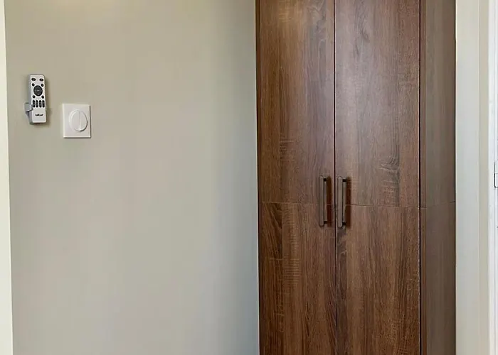 Moderne Au Pied De La Cathedrale De Reims