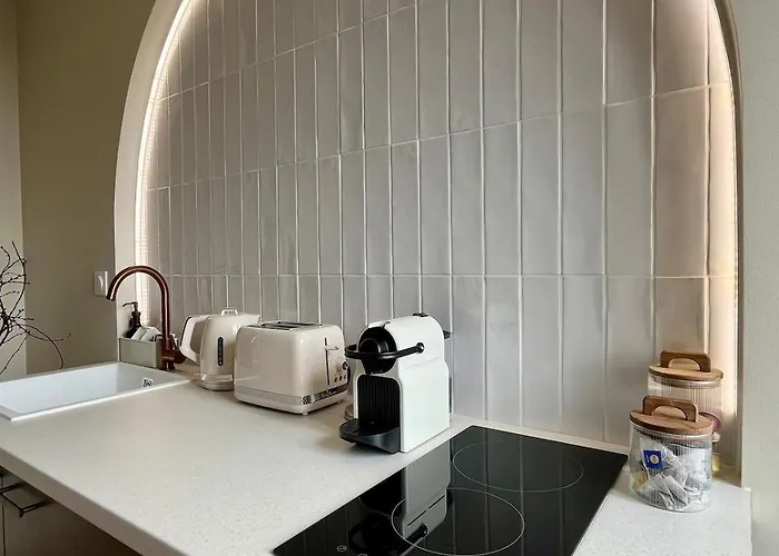 Moderne Au Pied De La Cathédrale De * Reims