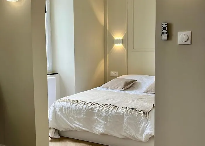 Moderne Au Pied De La Cathedrale De Reims