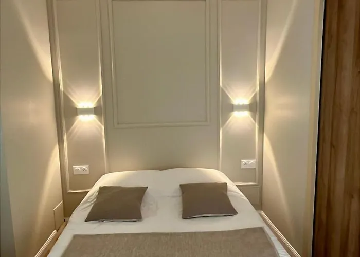 Moderne Au Pied De La Cathédrale De *