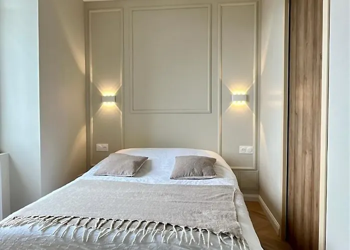 Moderne Au Pied De La Cathedrale De