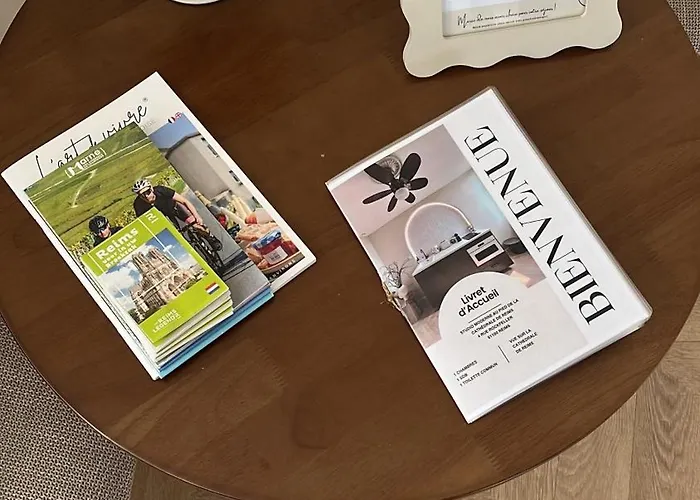 Moderne Au Pied De La Cathedrale De * Reims