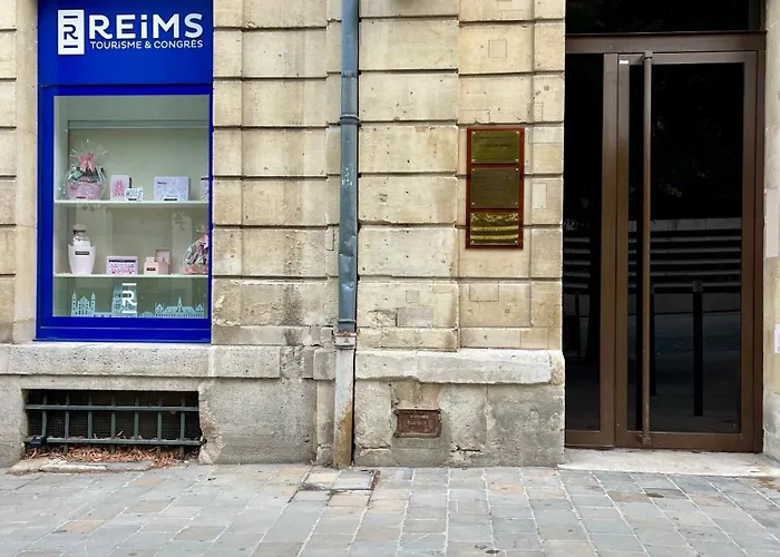 Moderne Au Pied De La Cathedrale De