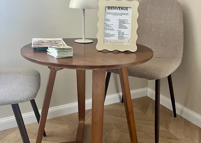 Moderne Au Pied De La Cathedrale De