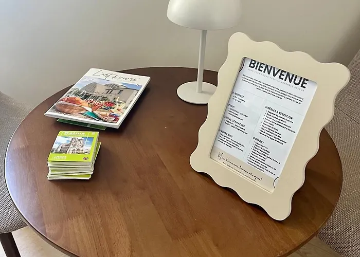 Moderne Au Pied De La Cathédrale De *